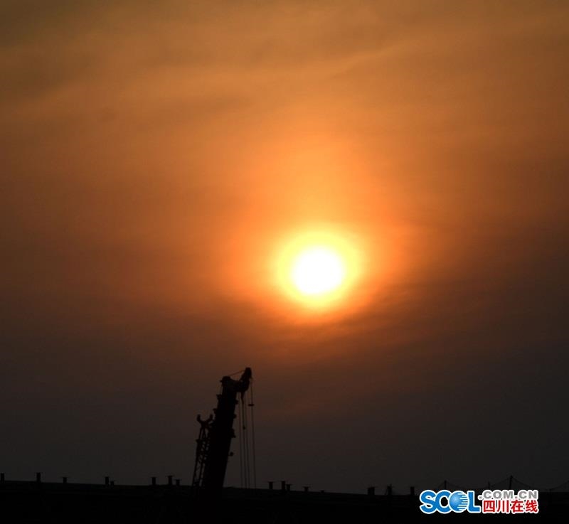 致敬劳动者:成都天府国际机场五一火热建设中