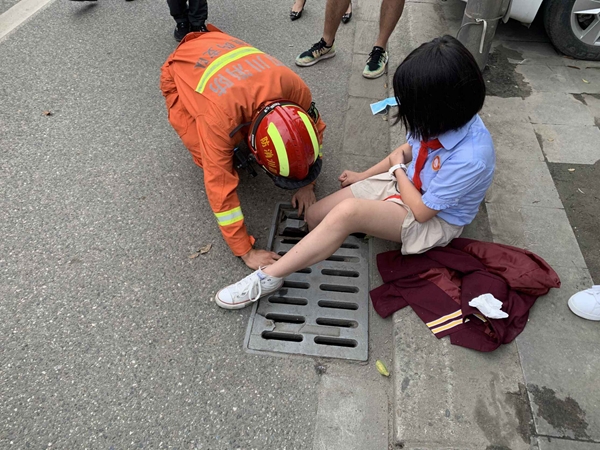 什邡10岁小女孩脚卡下水道 消防撬开井盖救出