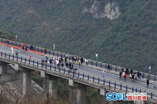 王眉靈 攝影 何海洋)1月21日,位於川滇黔交界處的雞鳴三省大橋建成