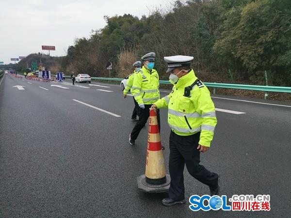 四川在线记者 付真卿2月14日中午,在成自泸高速文宫服务区外的主道上