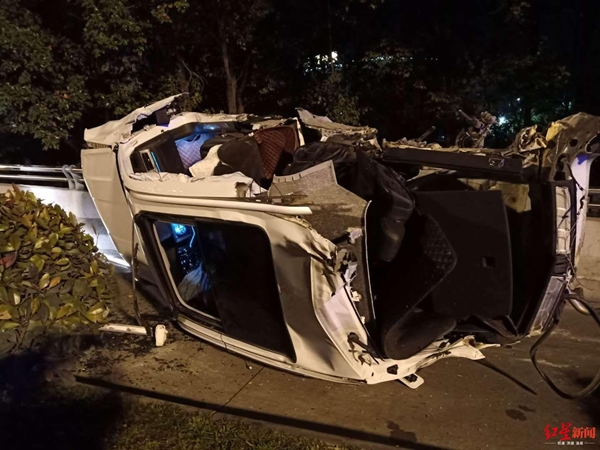 据绵阳交警消息,事故造成车上驾乘人员一死三伤.