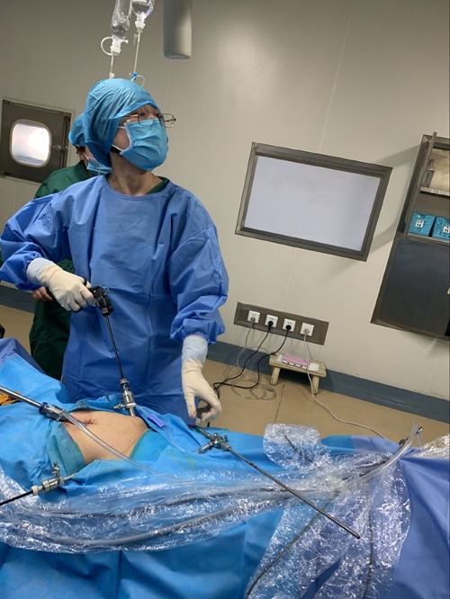 成都二医院助力炉霍县开展首例妇科腹腔镜手术