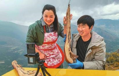 4月29日,阿坝州小金县美兴镇甘家沟村第一书记张飞和妻子一起直播
