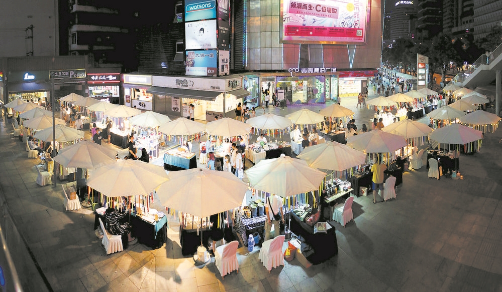 让成都增加了烟火气夜幕降临,位于春熙路附近的东大街夜市,可谓是热闹