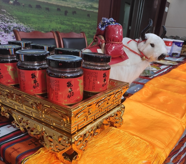 当天售卖的有金阳县的青花椒,花椒油,山核桃,白魔芋,苦荞茶和红原县的