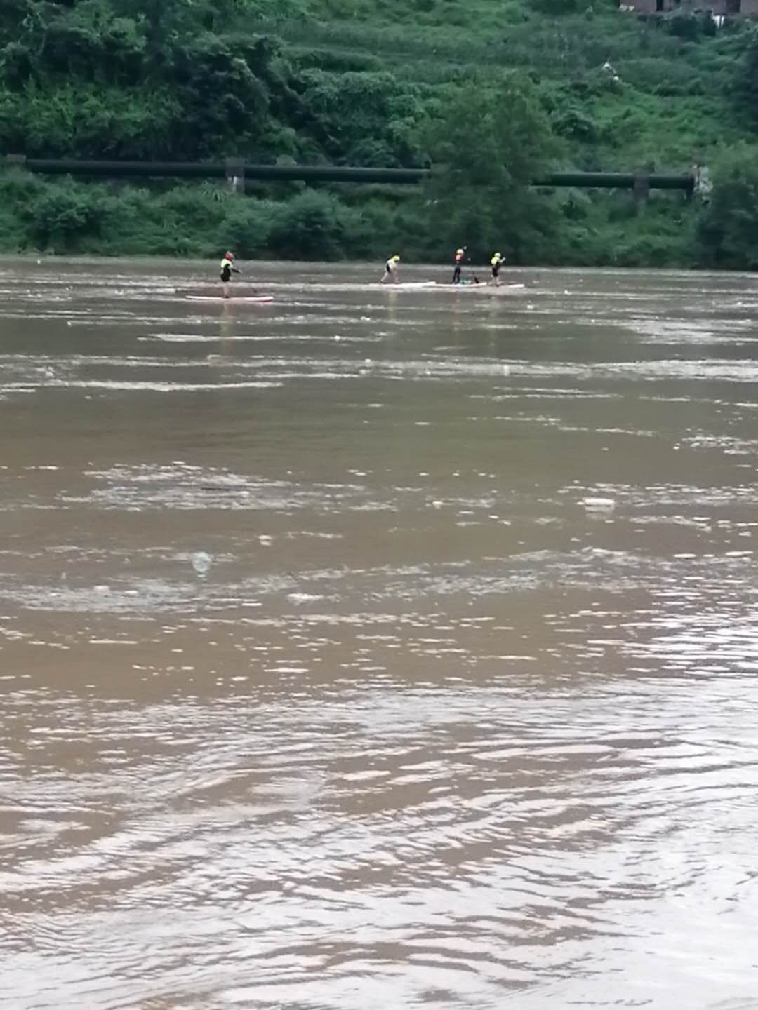 迎洪水冒险漂流四川达州7人下河漂流被水冲散2人失联 四川在线