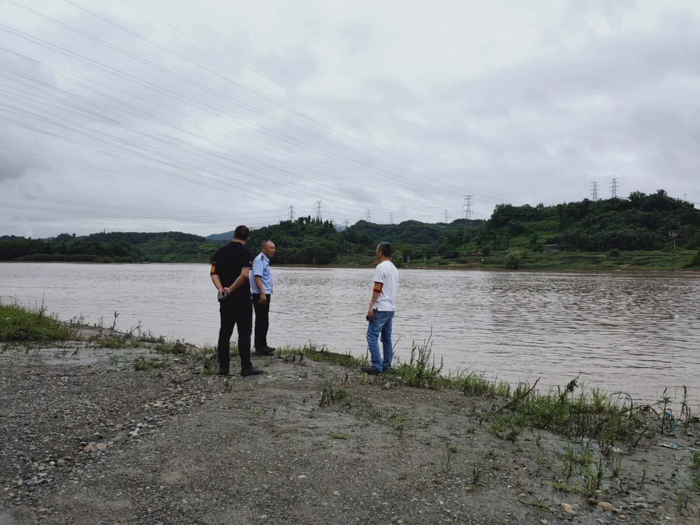 突发|迎洪水冒险漂流四川达州7人下河漂流2人失联