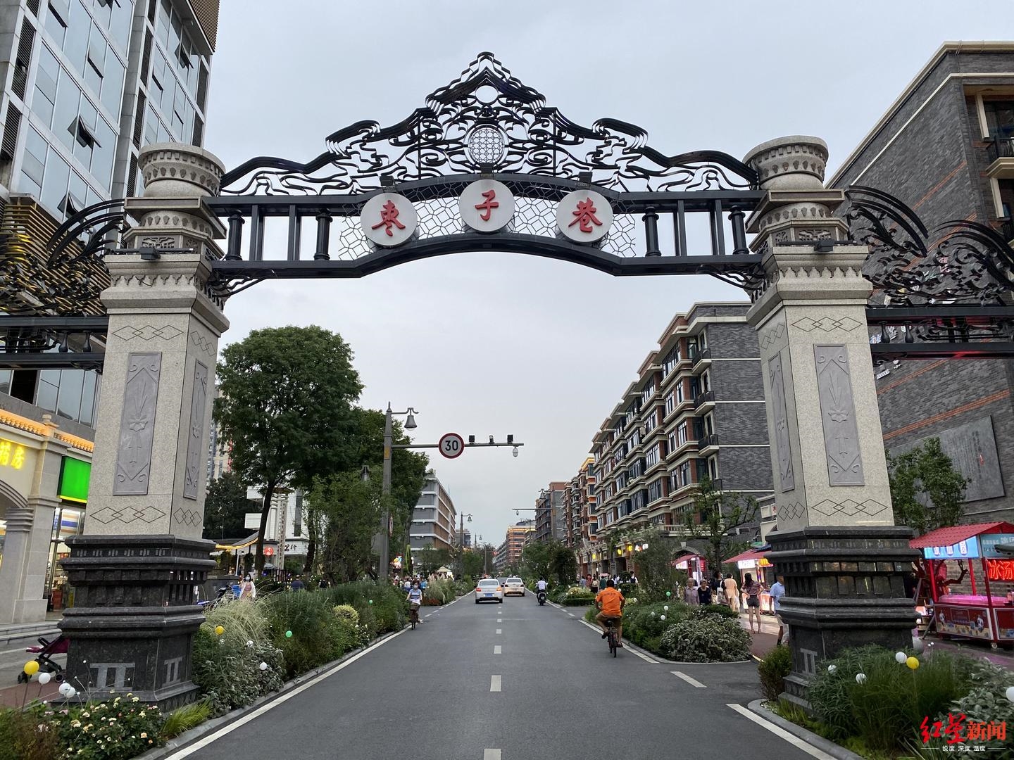 在成都市金牛区枣子巷,是一条昔日的老街巷,与青羊区的著名景点宽窄